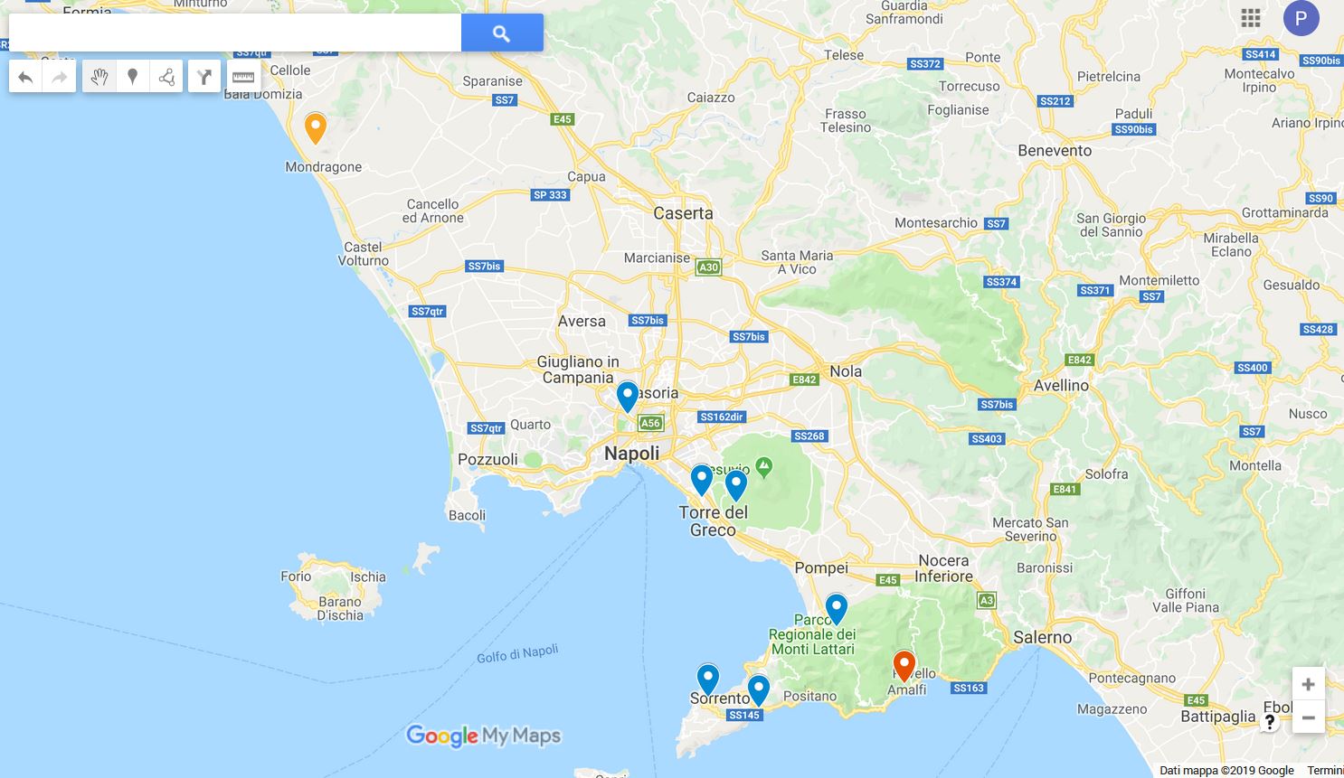 In Campania, tra le province di Caserta, Napoli e Salerno.